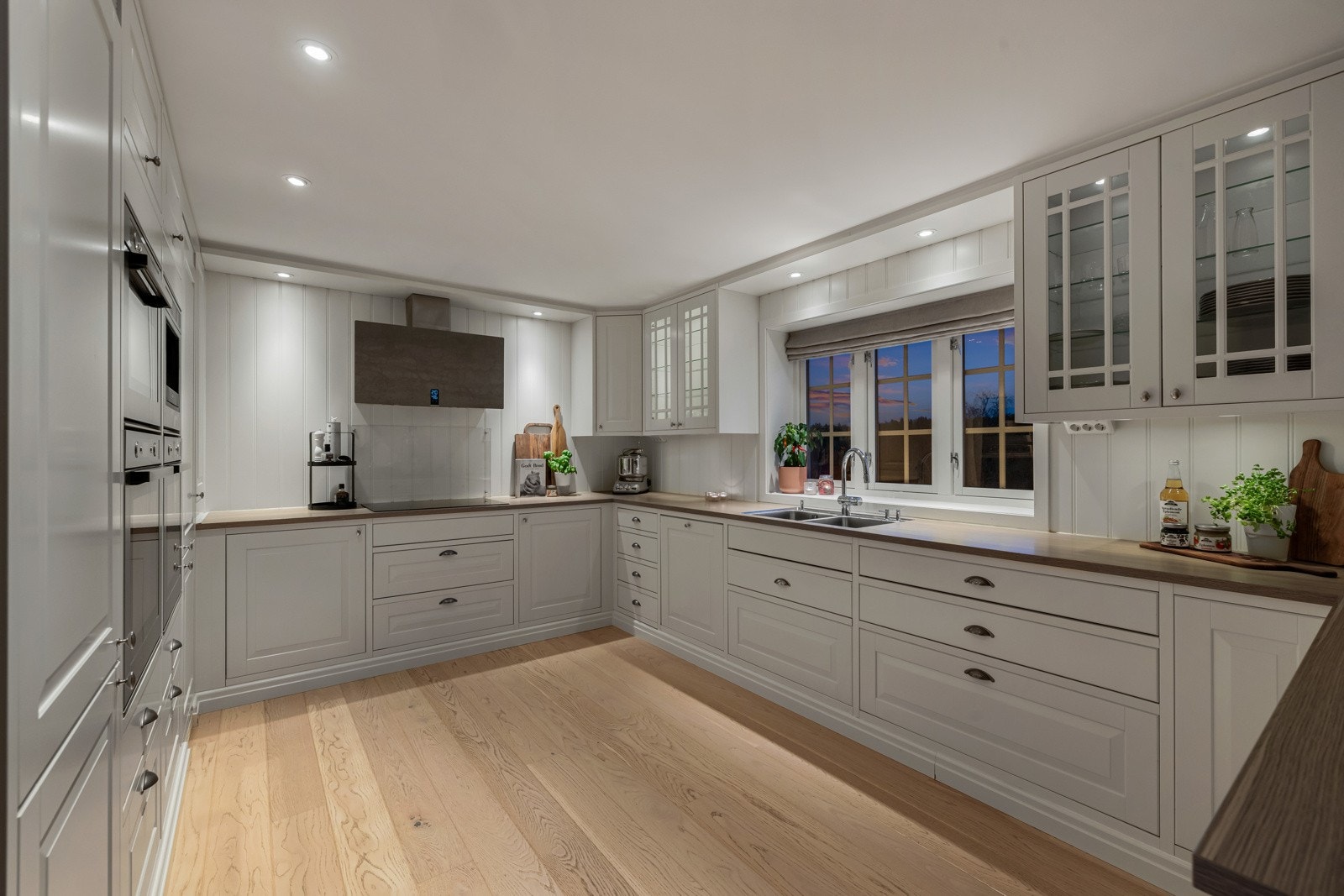 Integrerte hvitevarer med induksjonstopp med ventilator (2023), to kjøl-fryseskap, kaffemaskin, oppvaskmaskin (2024), to stekeovner og mikro. Galleribilde