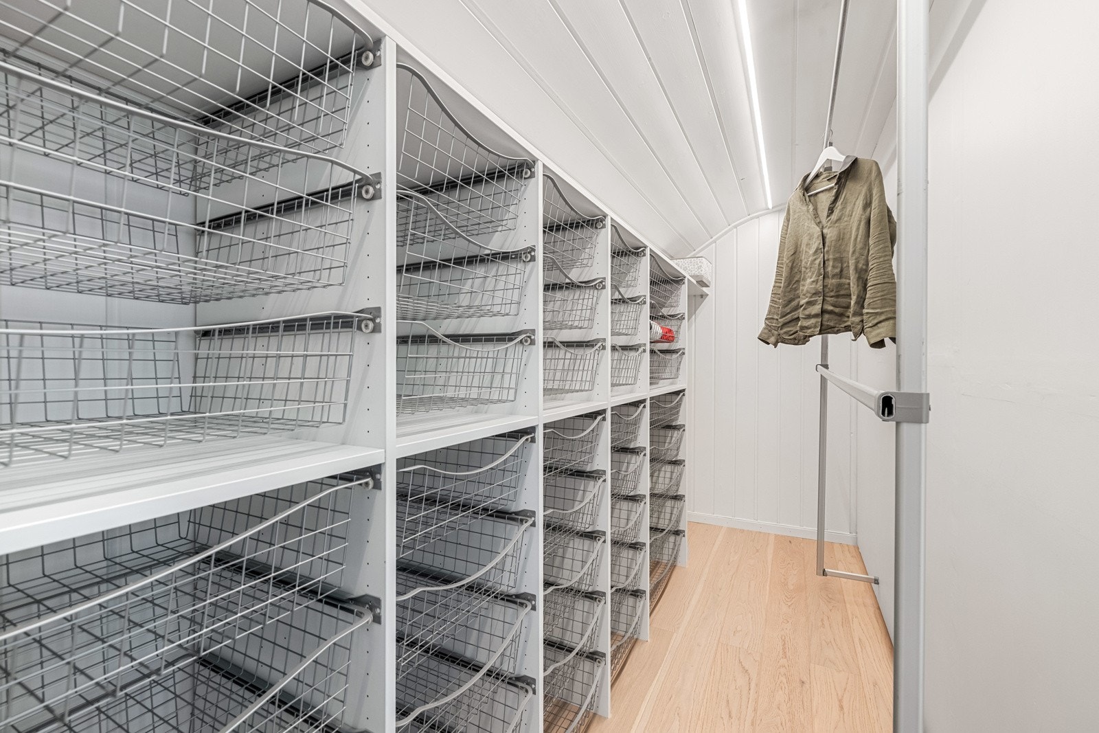Walk-in closet. Galleribilde
