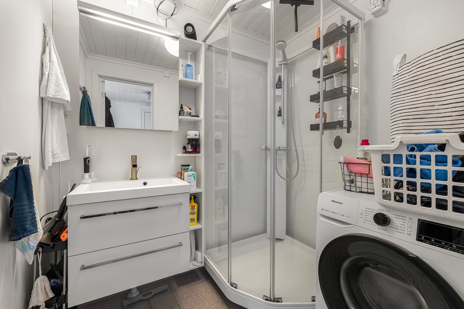 Bad med opplegg for vaskemaskin. Galleribilde