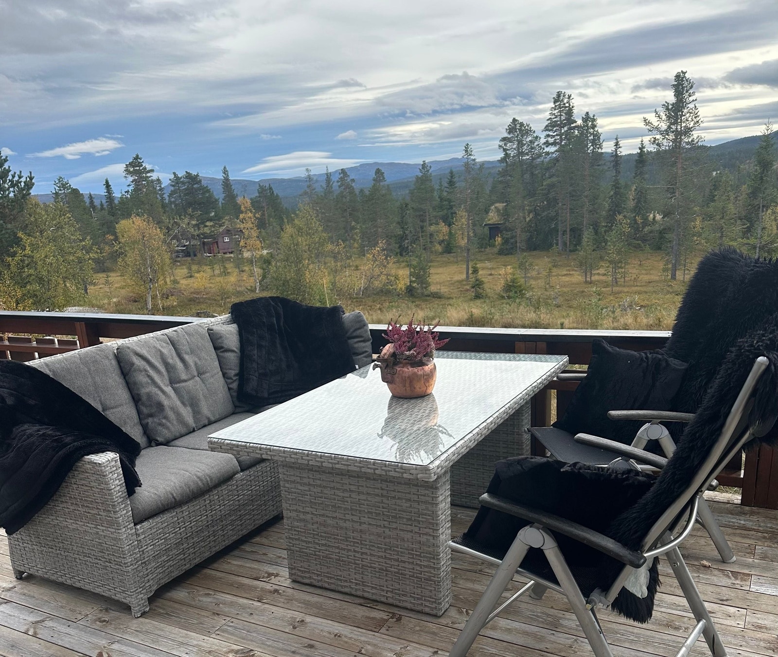 Nyt en god middag her med utsikt mot vakre Senhovd. Galleribilde