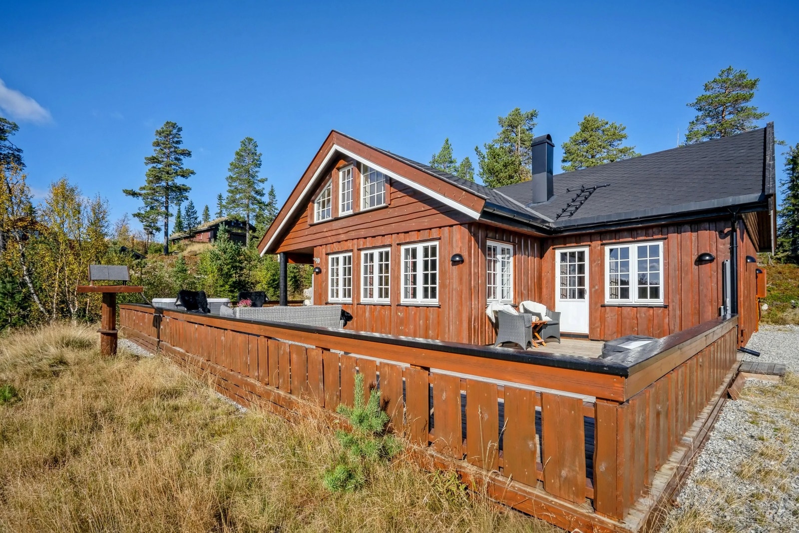 Stor, delvis overbygd terrasse med jacuzzi Galleribilde