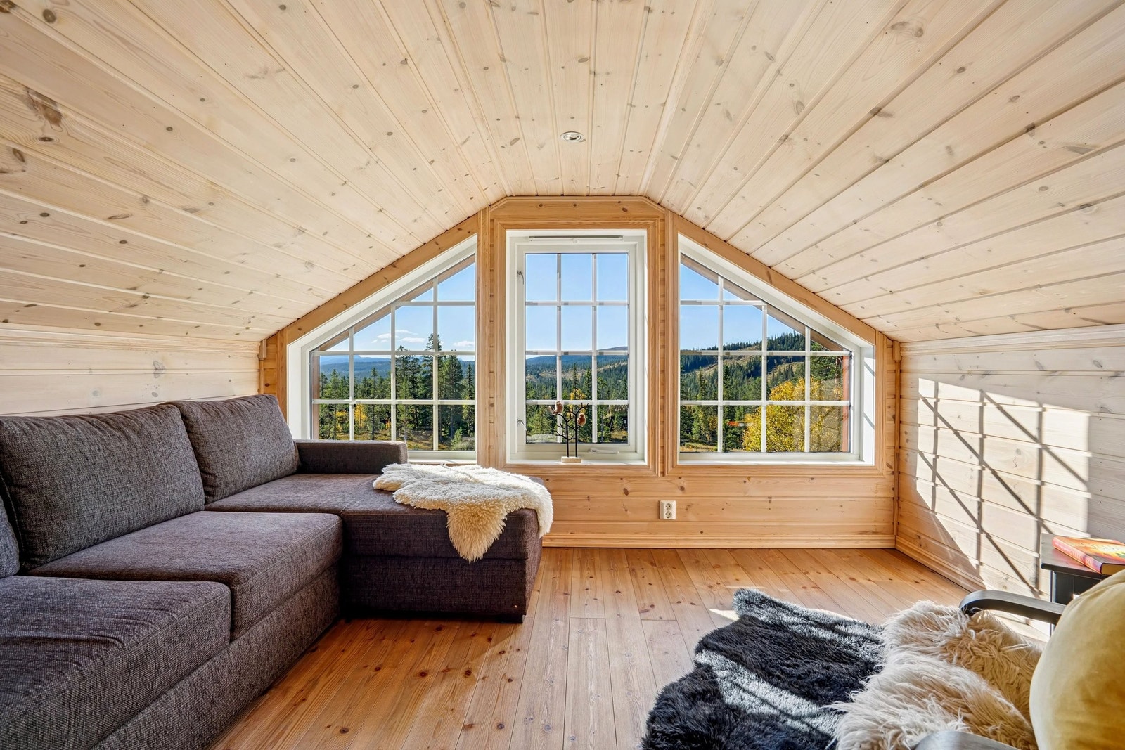 Soverom 3/stue på hems. Her kan du våkne til vakker utsikt mot Senhovd, eller nyte et glass vin i den "blå time" Galleribilde