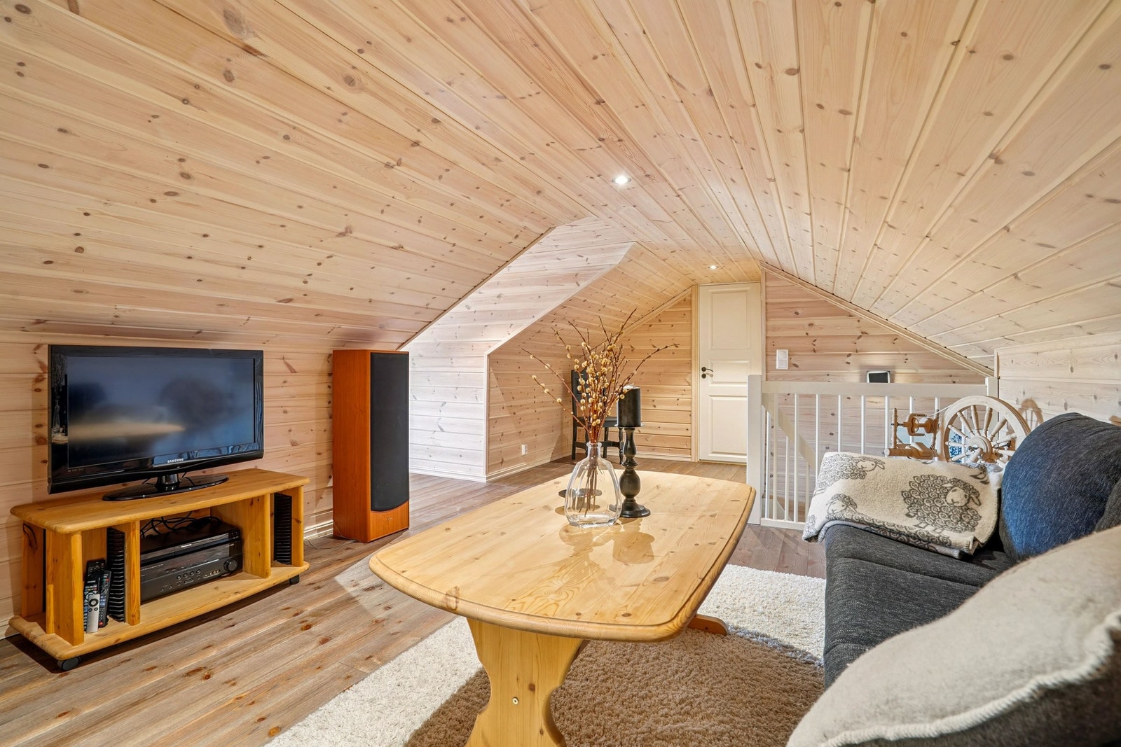 Loftstue med tv-uttak. Galleribilde