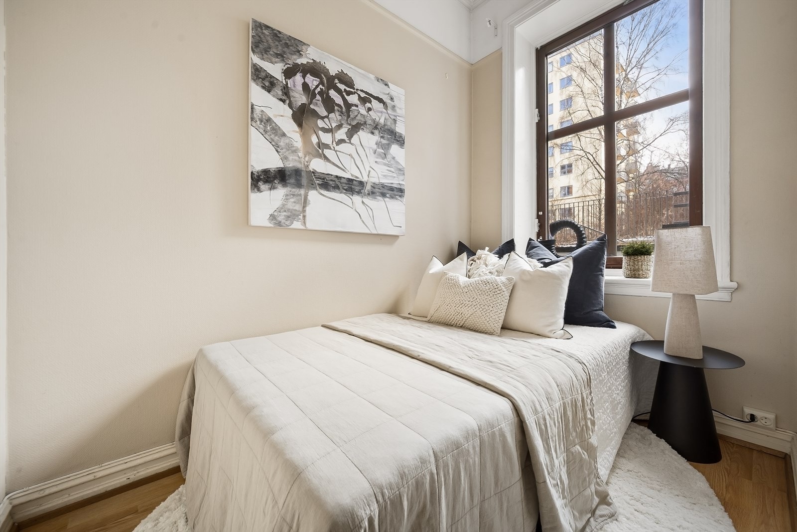 Leiligheten har et praktisk soverom med adkomst fra stuen. Galleribilde