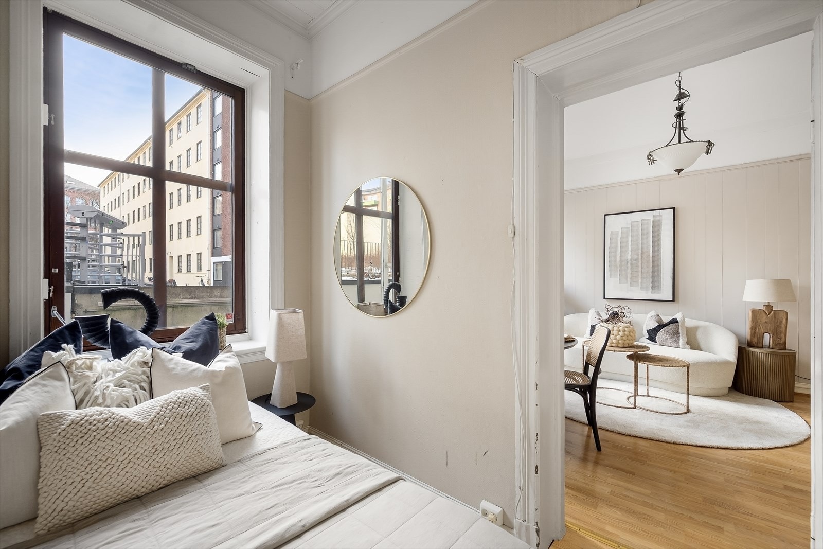 Her er det plass til seng. Stort vindu sikrer godt med lys og luft. Galleribilde