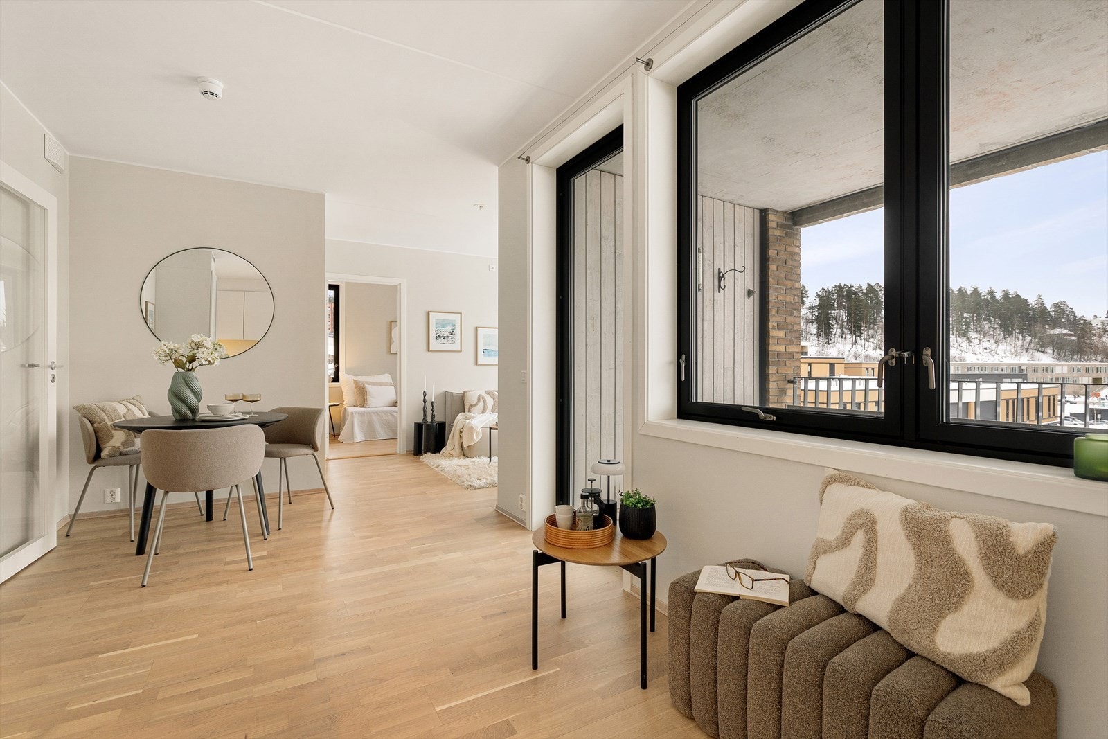 Leiligheten er har flere soner, noe som gir fine møbleringsmuligheter. Galleribilde