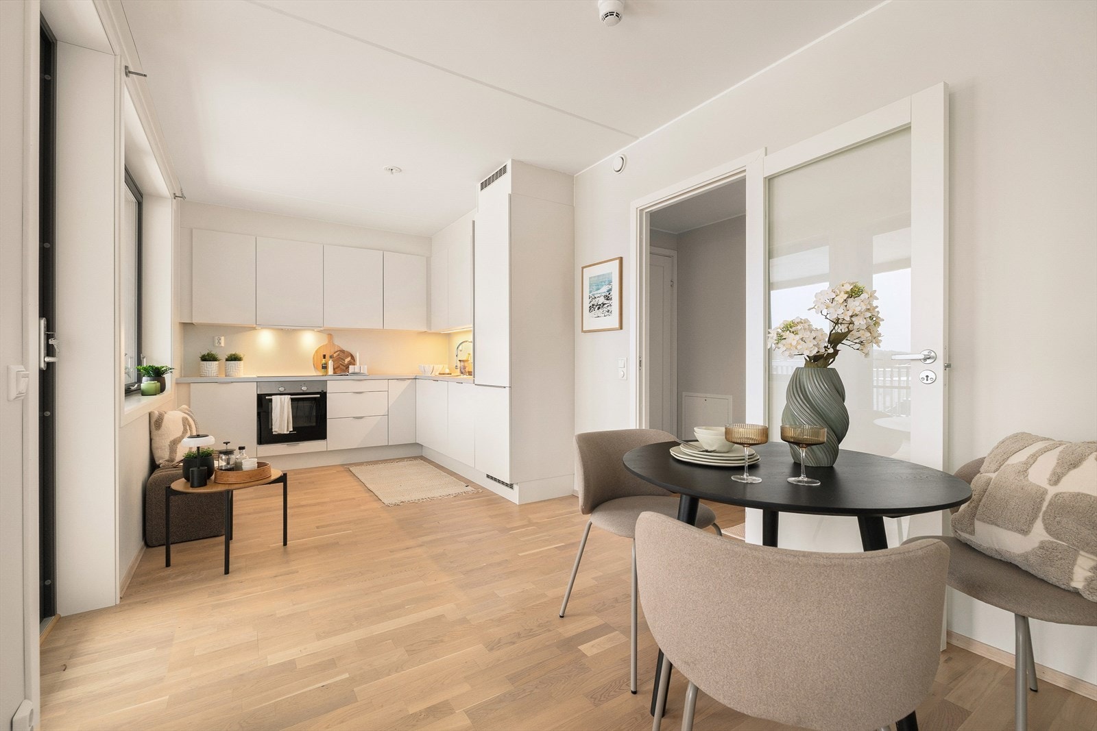 I tilknytning kjøkkenet er det plass til spisebord for hyggelige middagsselskaper. Galleribilde