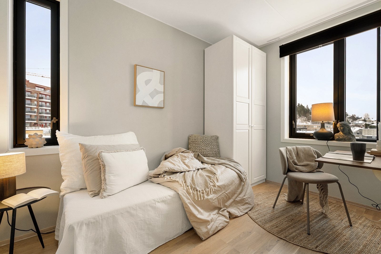 Soverom med god plass til seng, nattbord, kontorpult og garderobeskap. Galleribilde