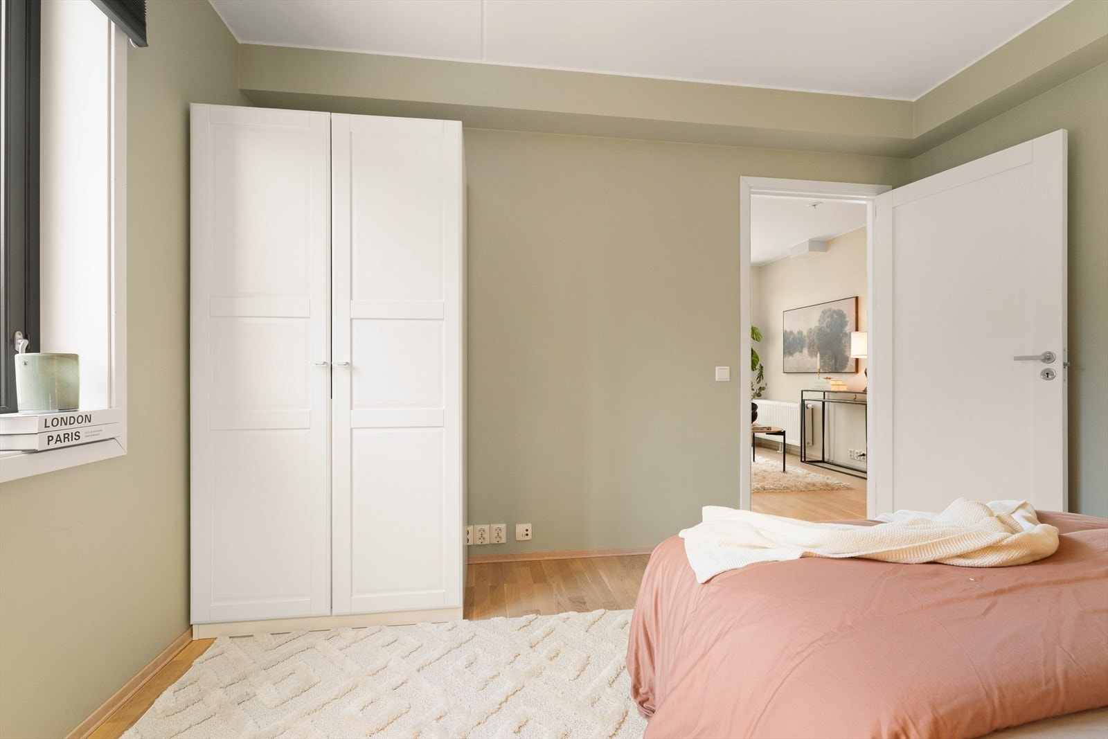 Her har en god plass til dobbeltseng, nattbord og garderobeskap. Galleribilde