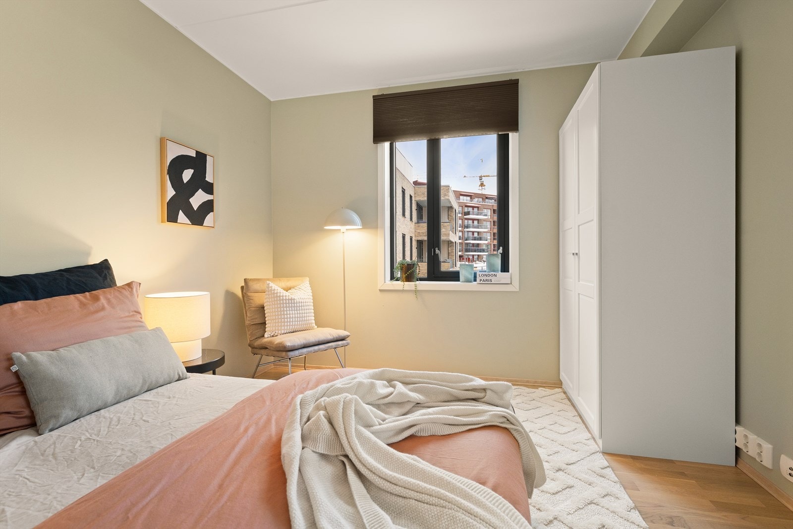 Her har en god plass til dobbeltseng, nattbord og garderobeskap. Galleribilde