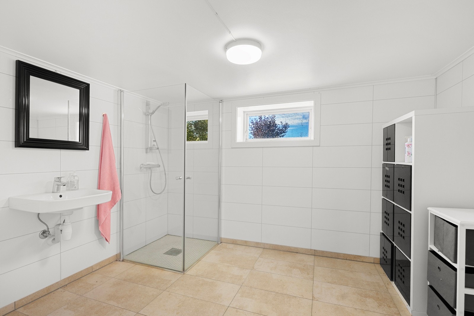 Flislagt gulv med gulvvarme og våtromsplater på vegger (fliser i dushjørne). Galleribilde