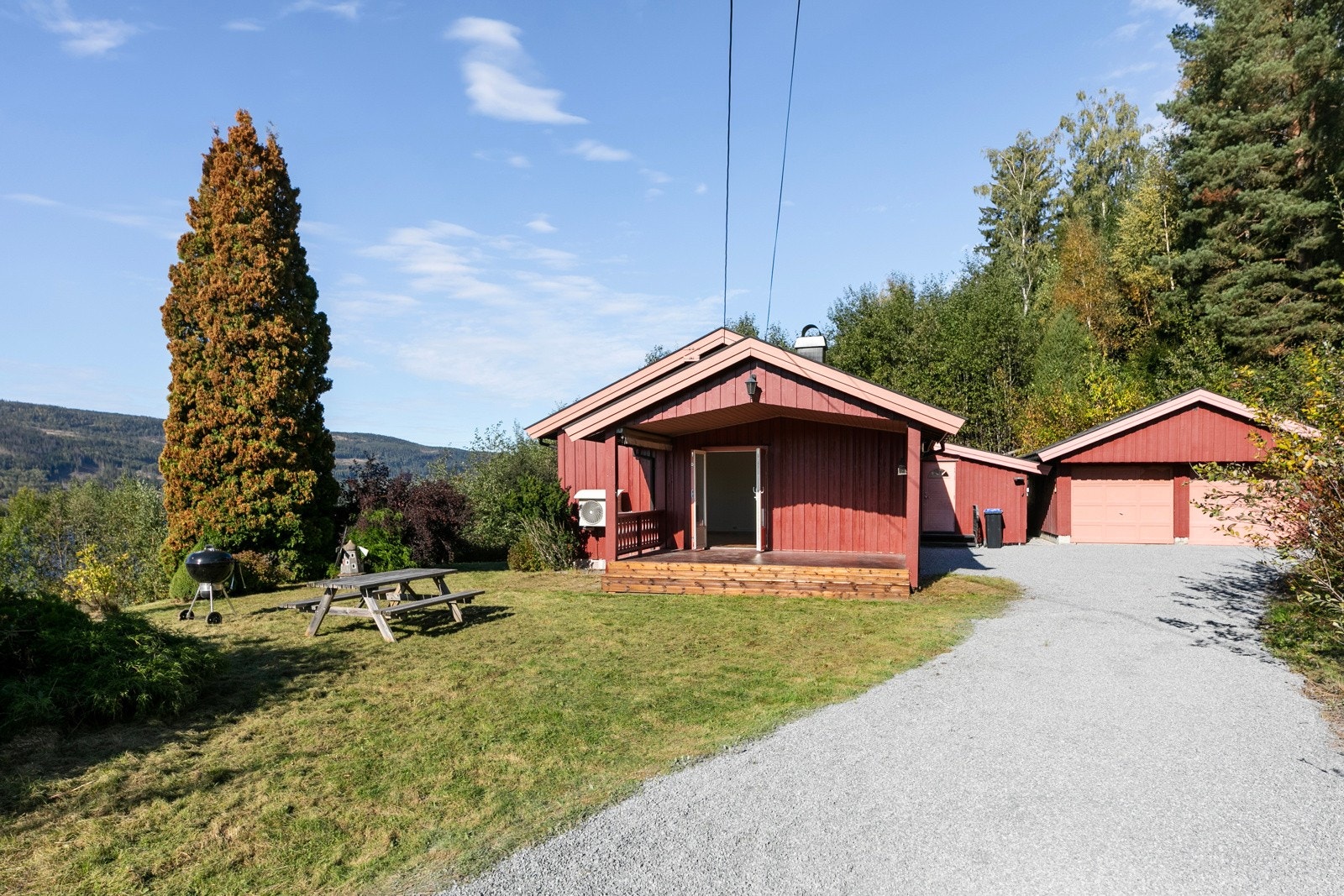 Gruset gårdsplass for ferdsel og parkering. Galleribilde