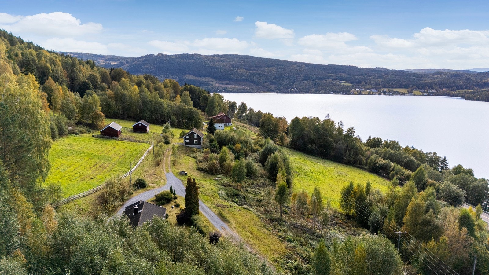 Eiendommen ligger høyt og fritt i landskapet med panoramautsikt over Randsfjorden. Galleribilde