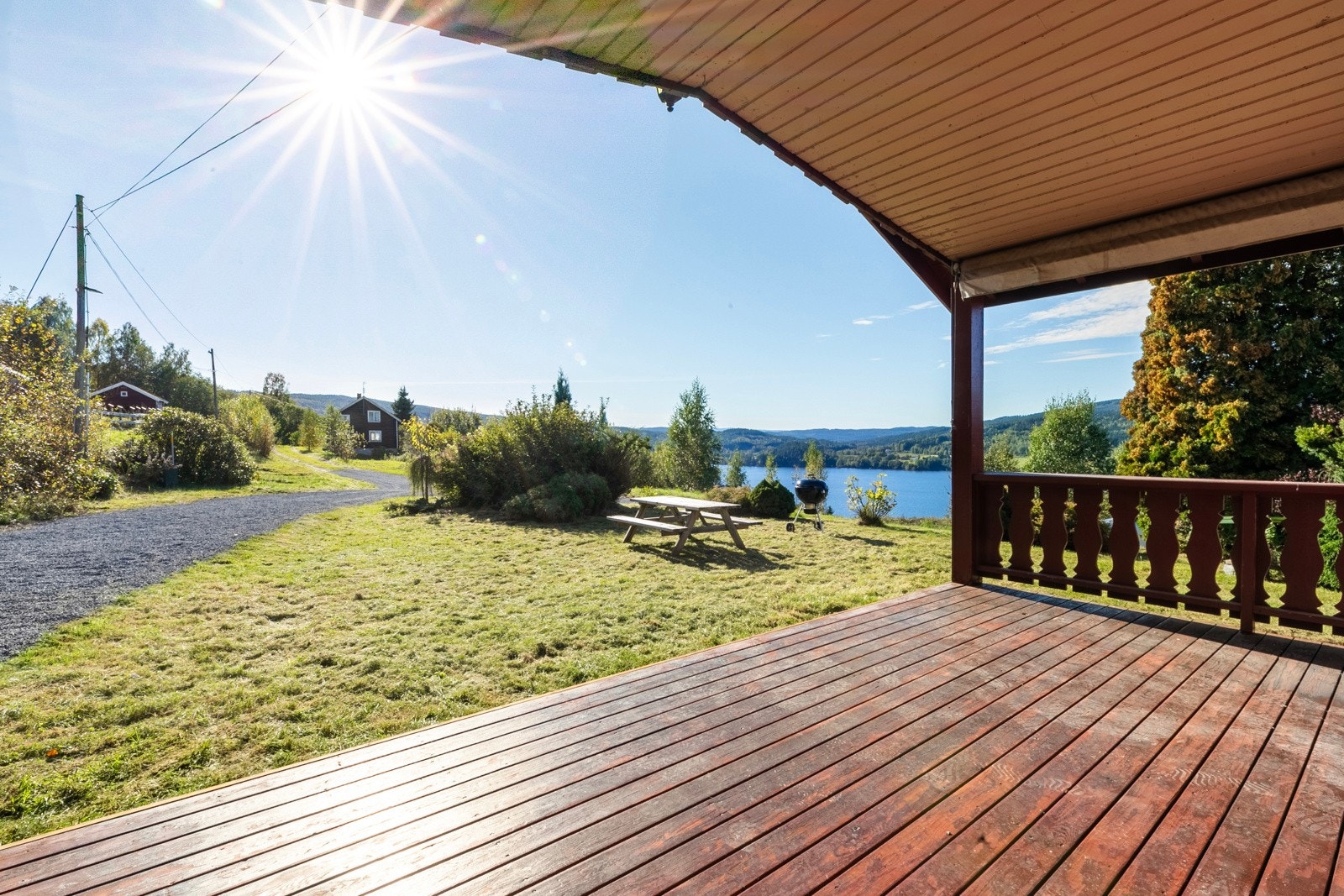 Solrik uteplass. Galleribilde