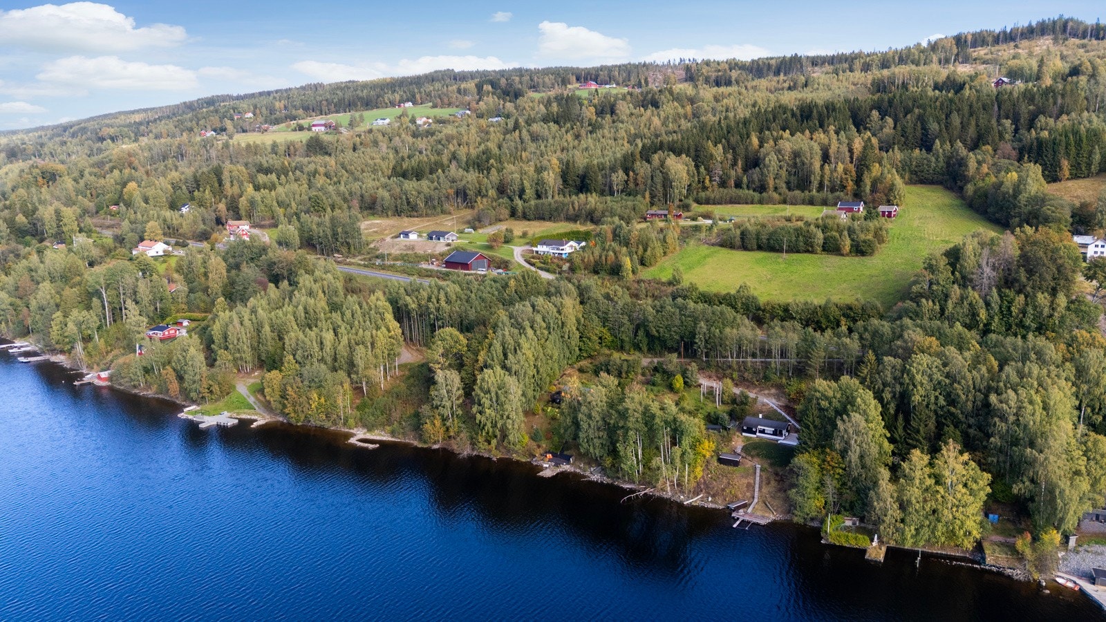 Eiendommen går over 78 daa, og har strandlinje. Galleribilde
