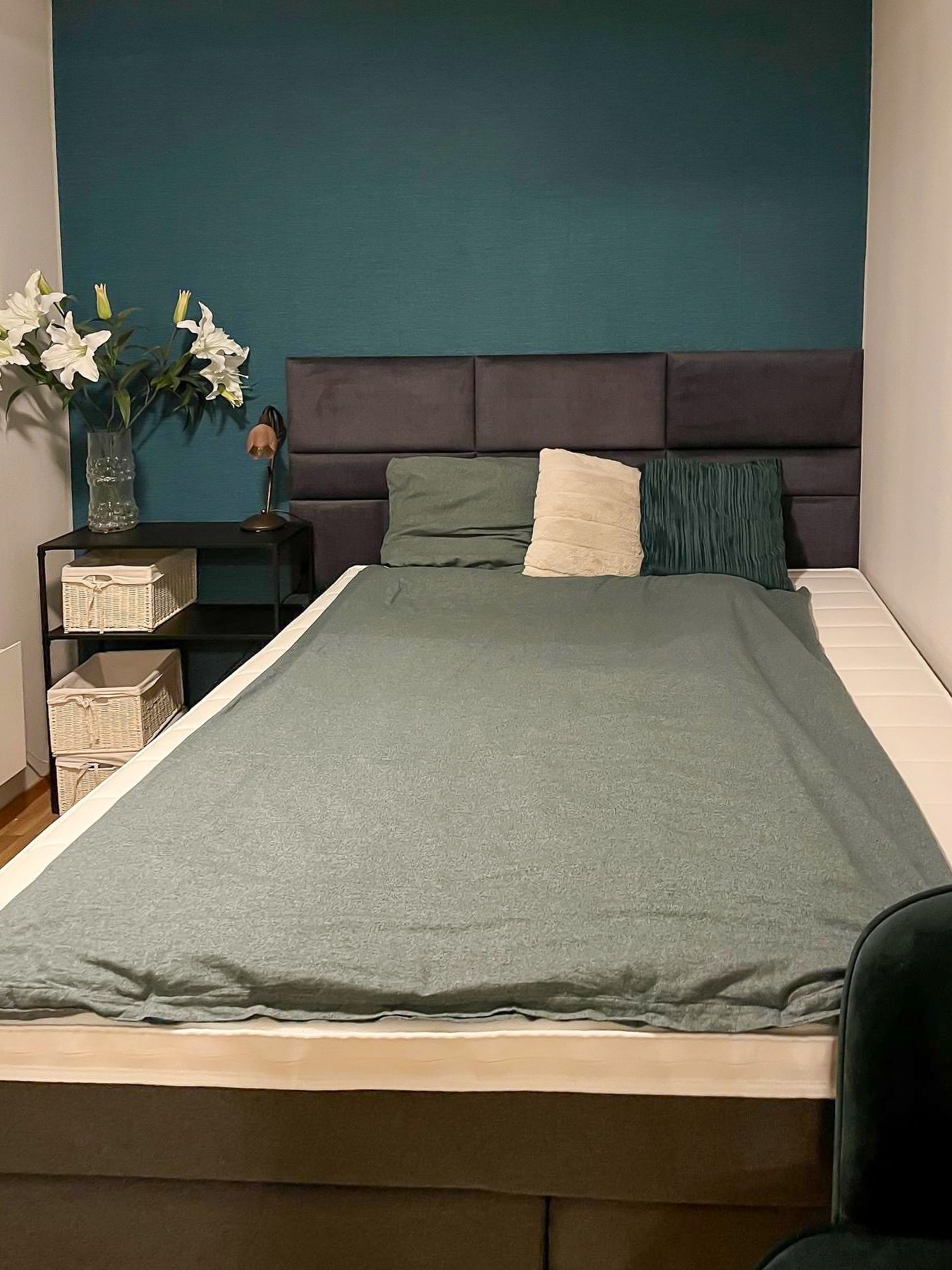 Soverommet er pusset opp og har ny flott garderobe. Utgang til balkong Galleribilde