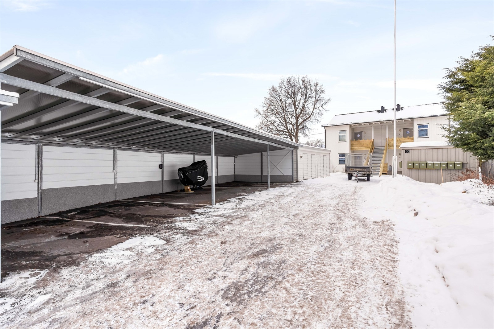 Leiligheten disponerer 1 parkeringsplass i felles carportrekke. Her har du mulighet til å etablere elbillader. Galleribilde