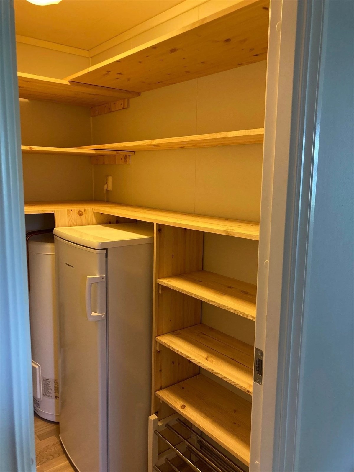 Innvendig bod med praktisk hyllesystem. Privat bilde fra selger. Galleribilde