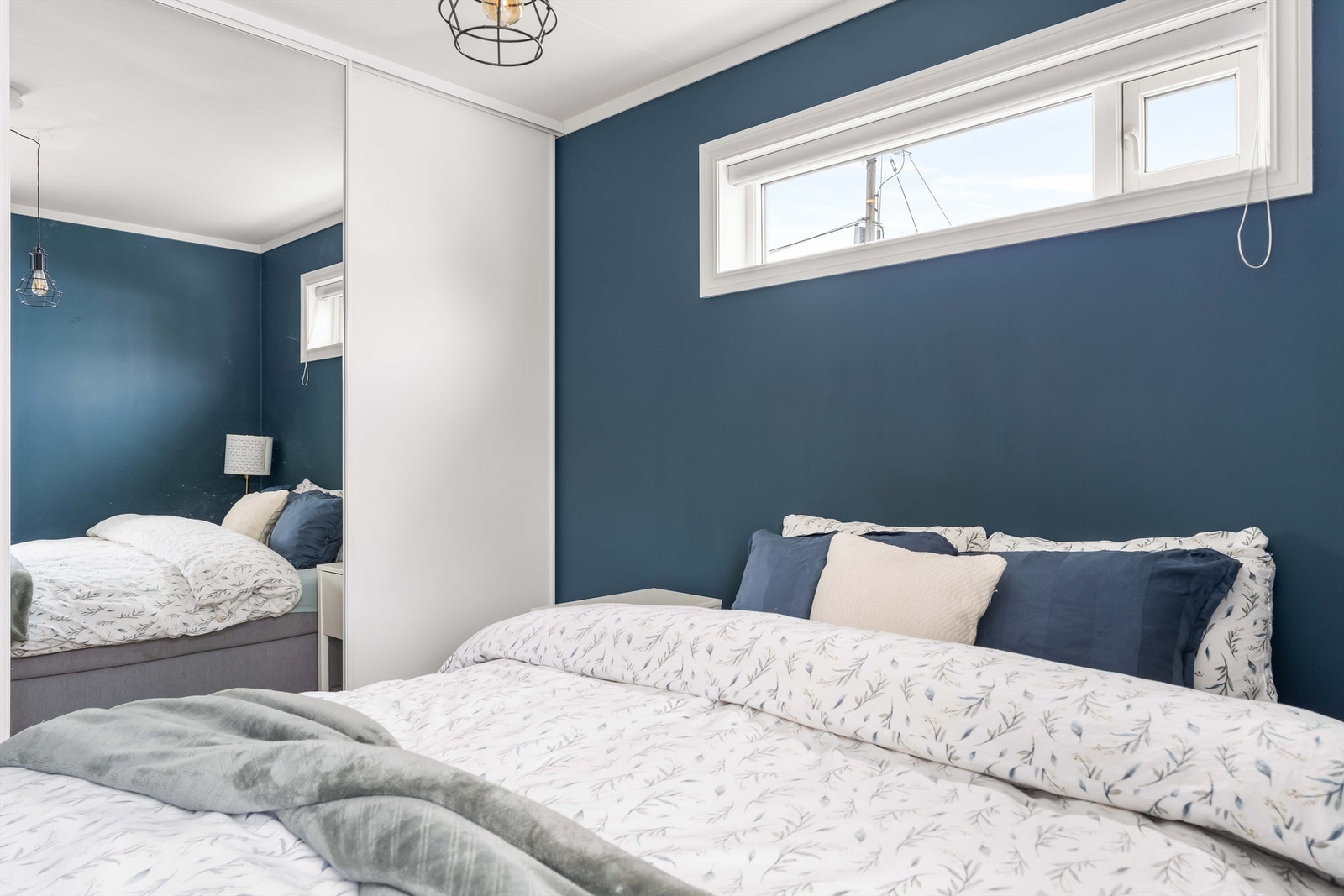 På soverommet finner du plassbygget garderobeskap fra 2022. Galleribilde