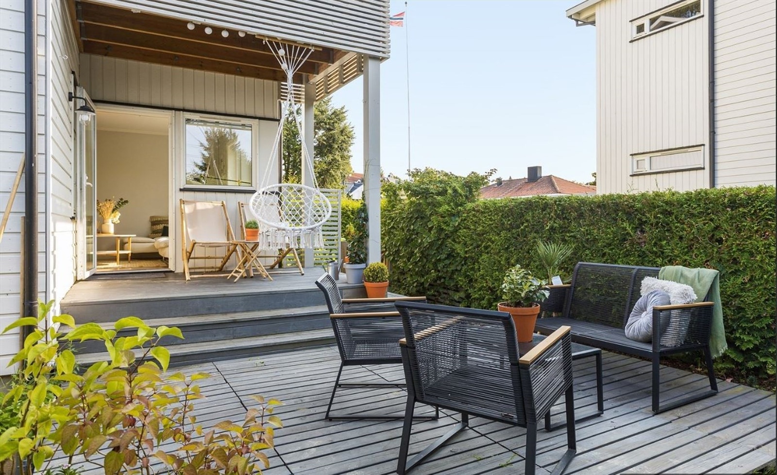 Uteområdet er pent opparbeidet med terrasse over to nivåer. Her kan du nyte fine dager med venner og familie. Galleribilde