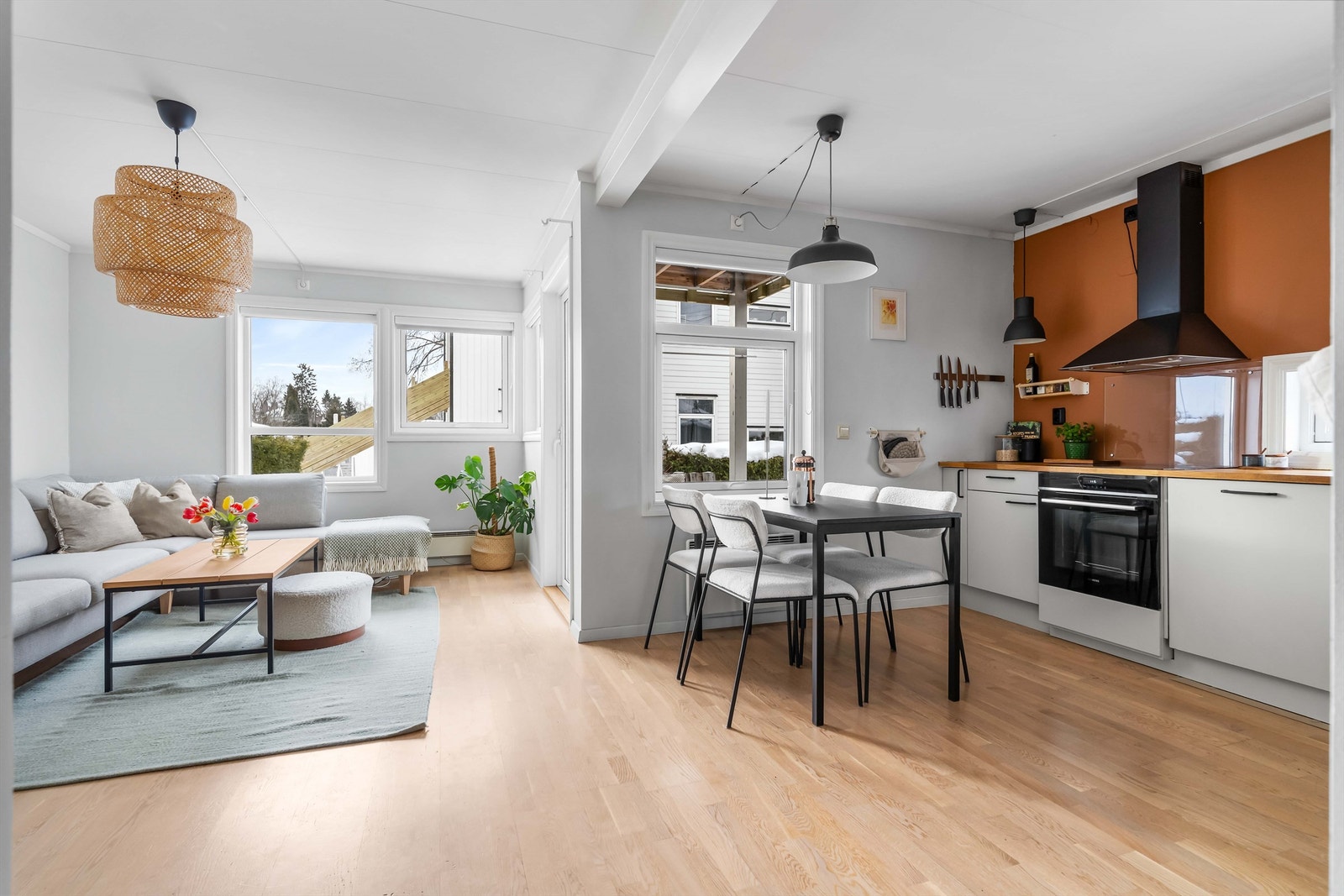 Stue og kjøkkenområdet er lys og luftig, med store vindusflater som slipper inn godt med naturlig lys. Galleribilde