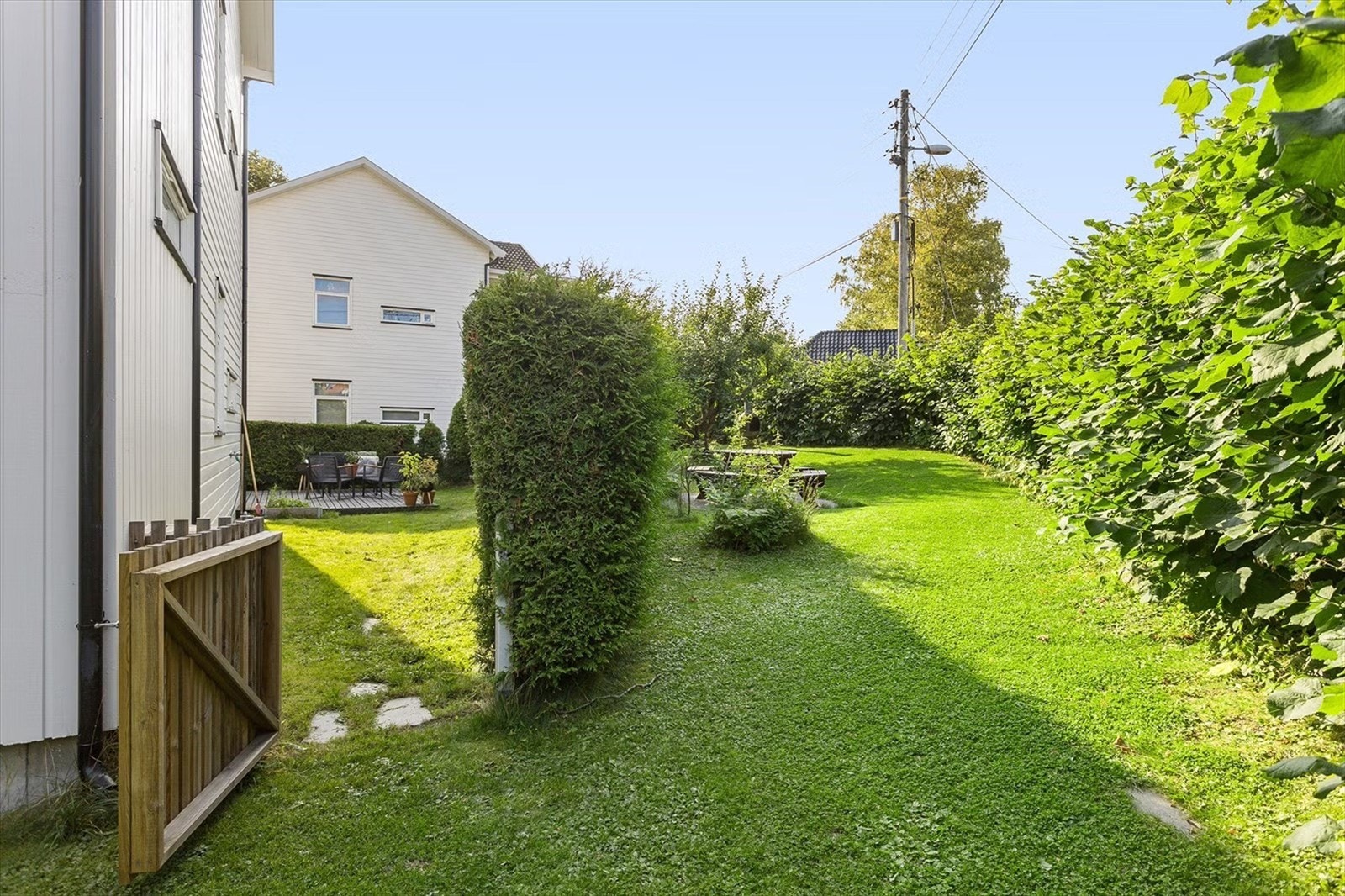 Den private hagen er avgrenset med hekk mot fellesarealet. Galleribilde