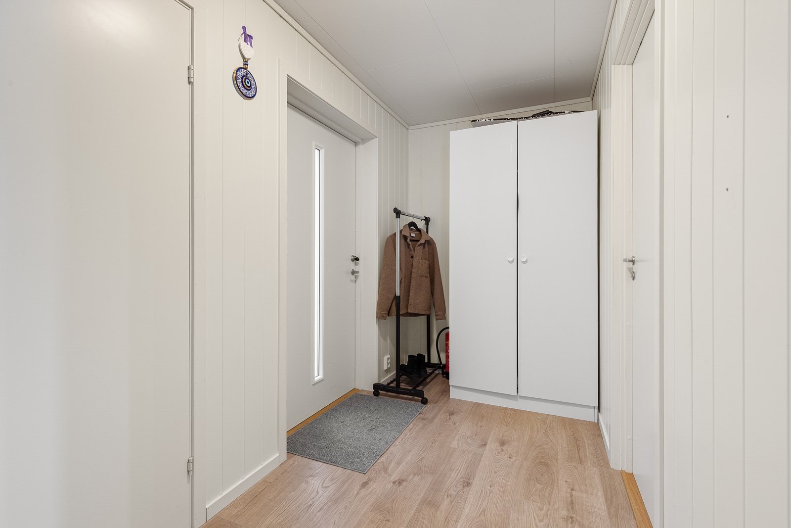 Velkommen inn! Her blir du møtt av ein romsleg gang med god plass til å hengje frå seg ytterklede Galleribilde