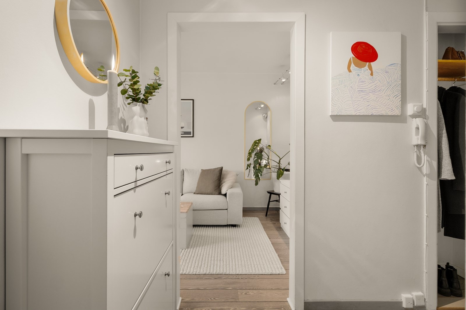 Velkommen inn. Entréen har dørtelefon og leder deg videre inn i leiligheten. Galleribilde