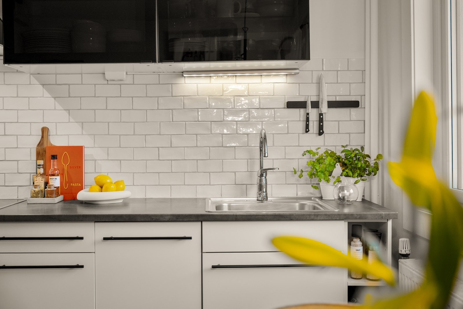 Innredningen har integrert stekeovn, platetopp og et kombiskap som ble skiftet i 2023. Galleribilde