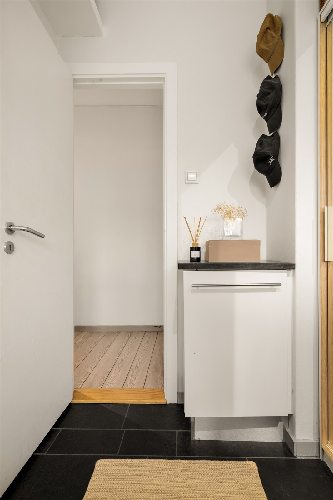 Gulvet i den innerste delen av entréen har laminat, likt som i stuen. Galleribilde