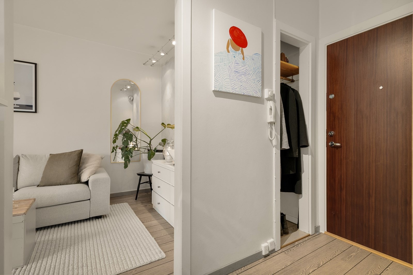 Fra gangen åpner leiligheten seg opp mot det sosiale allrommet. Galleribilde