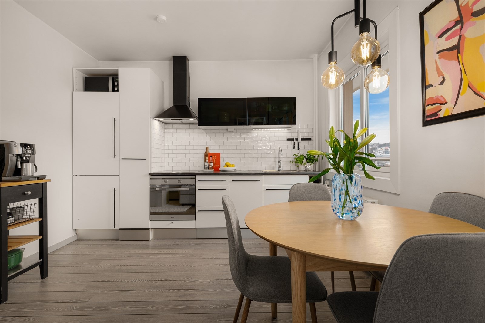 Kjøkkenet fra 2013 har en praktisk utforming med glatte, folierte fronter. Galleribilde