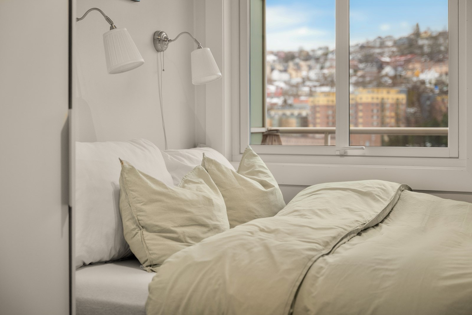 Også her er det nye vinduer fra 2023 som sikrer god isolasjon. Galleribilde