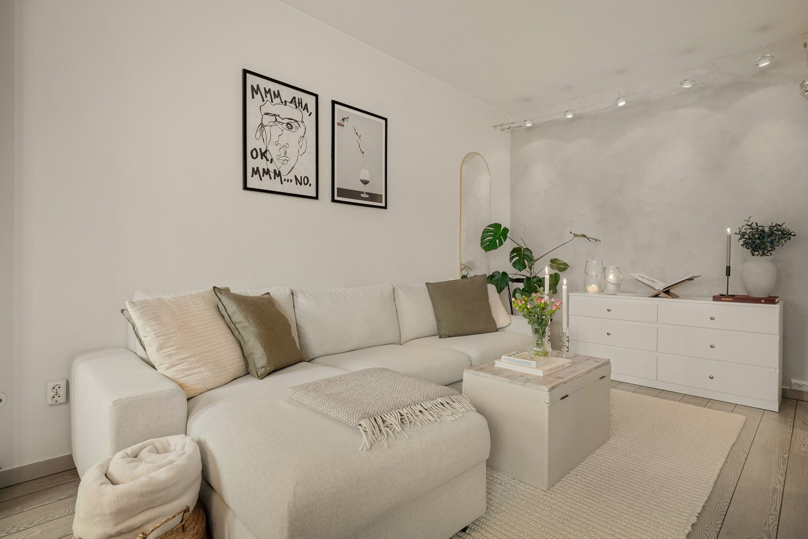 Det er rikelig med plass til stor sofa, samt tilhørende møblement. Galleribilde