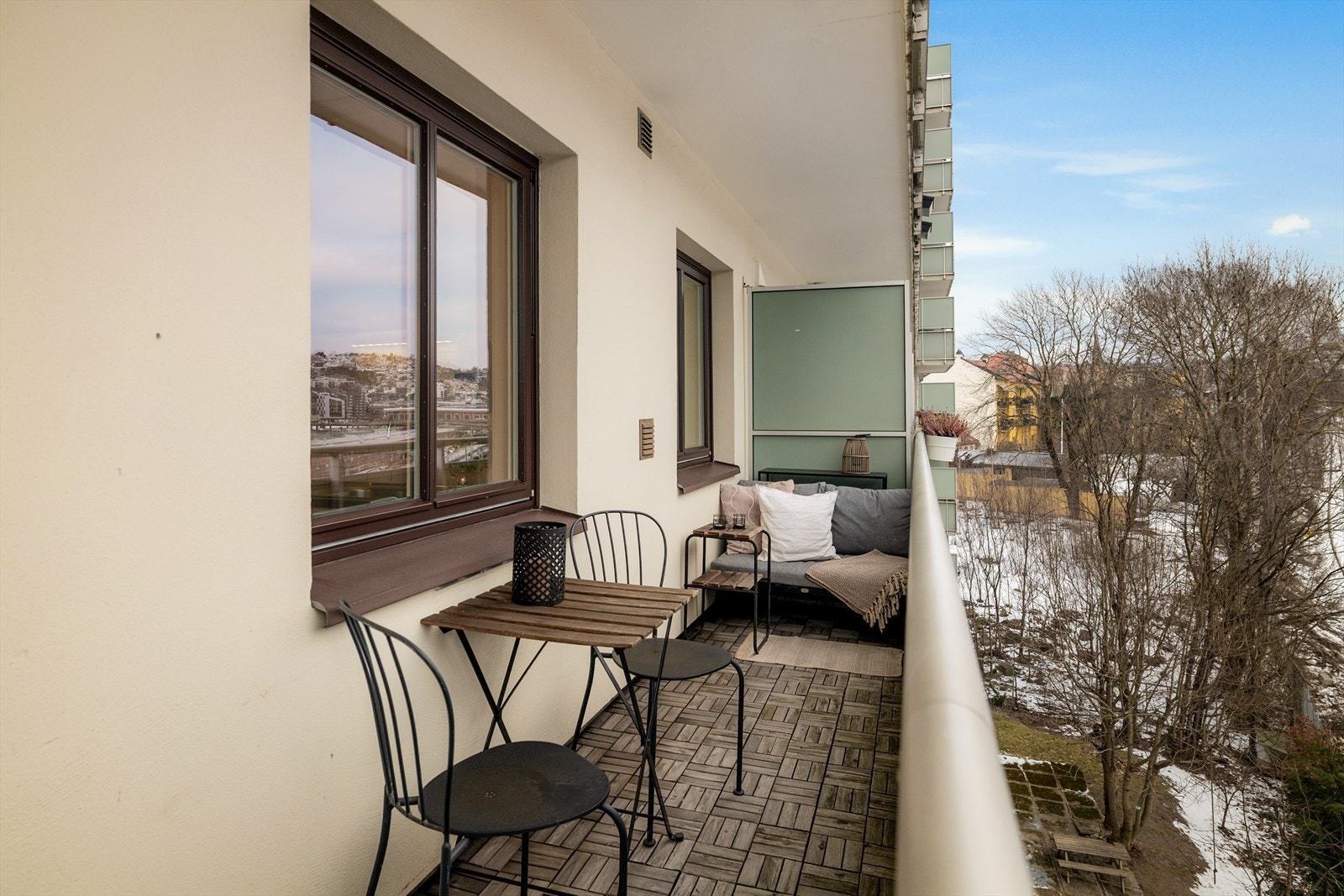 Balkongen er belagt med trefliser og har god plass til en sittegruppe. Galleribilde
