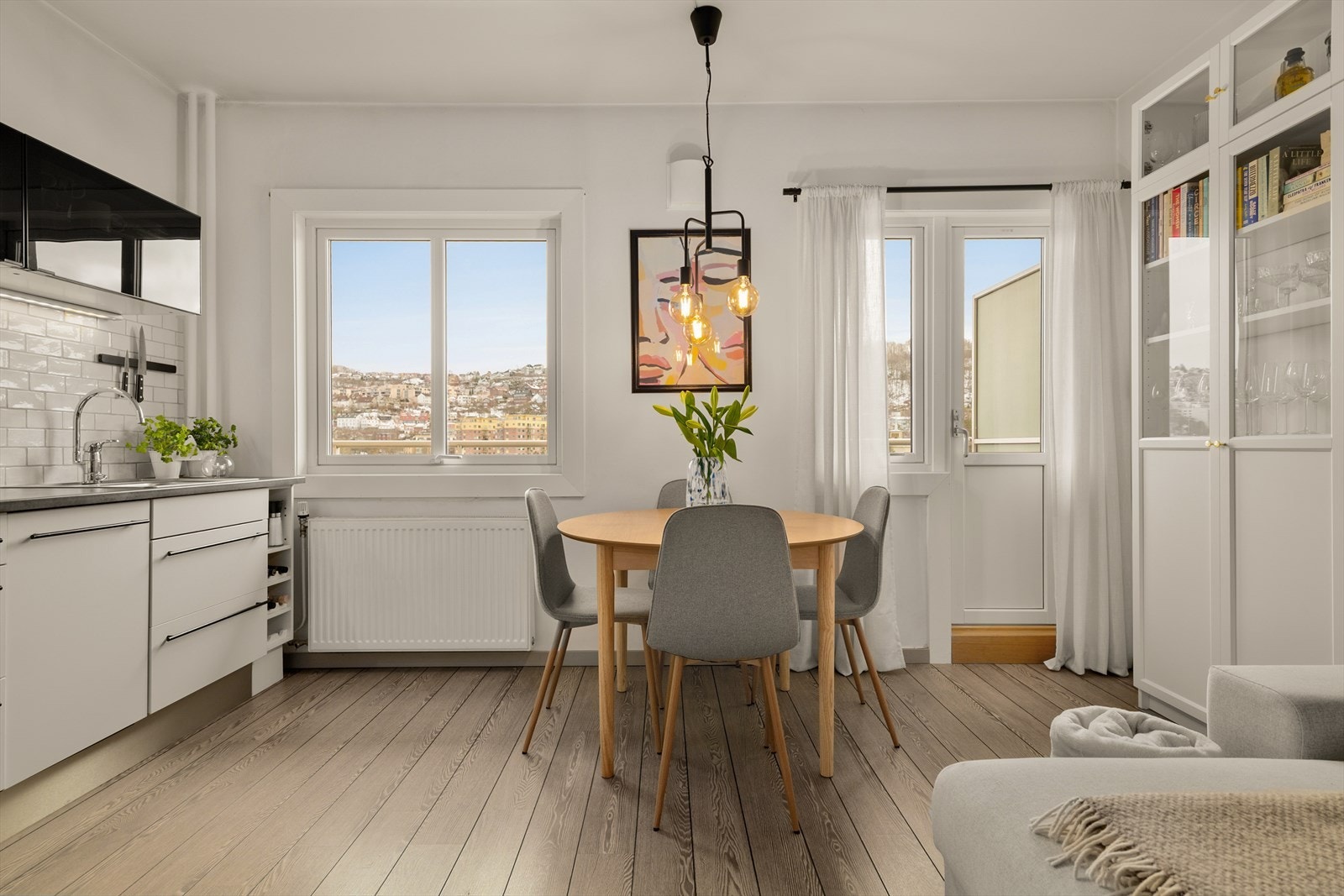 Velkommen til St. Halvards Gate 25D! En lys og arealeffektiv 2-roms med åpen stue- og kjøkkenløsning. Galleribilde