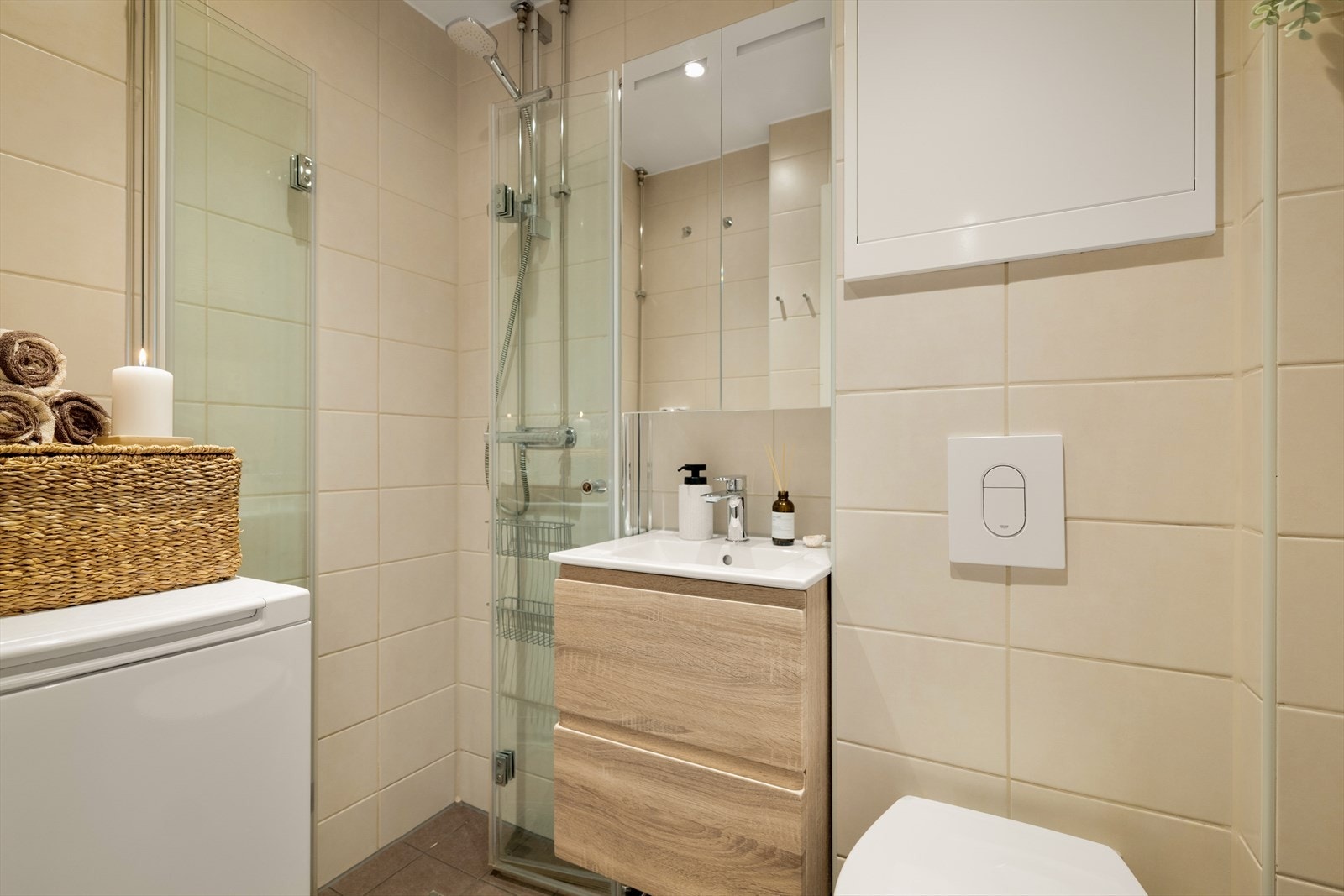 Badet ble modernisert i 2022 og har elektriske varmekabler i gulvet for god komfort. Galleribilde