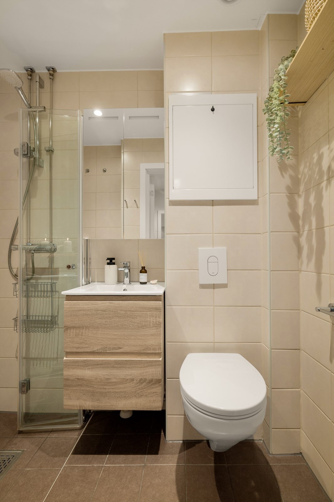 Rommet er utstyrt med vegghengt klosett, servantinnredning og speilskap med integrert lys. Galleribilde