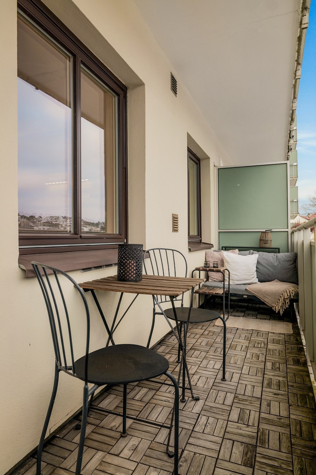 Rikelig med plass til utemøblement, her kan man kose seg i sommervarmen. Galleribilde