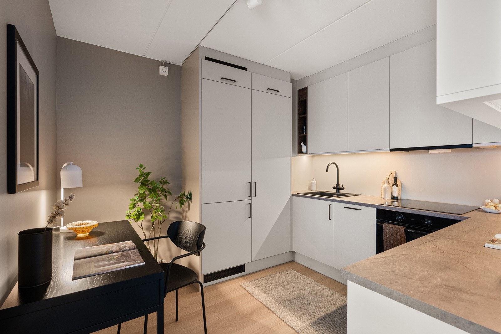 Stilrent norskprodusert kjøkken fra Mesterkjøkken med glatte fronter og laminat benkeplate med skyllekum og ettgreps blandebatteri. Galleribilde