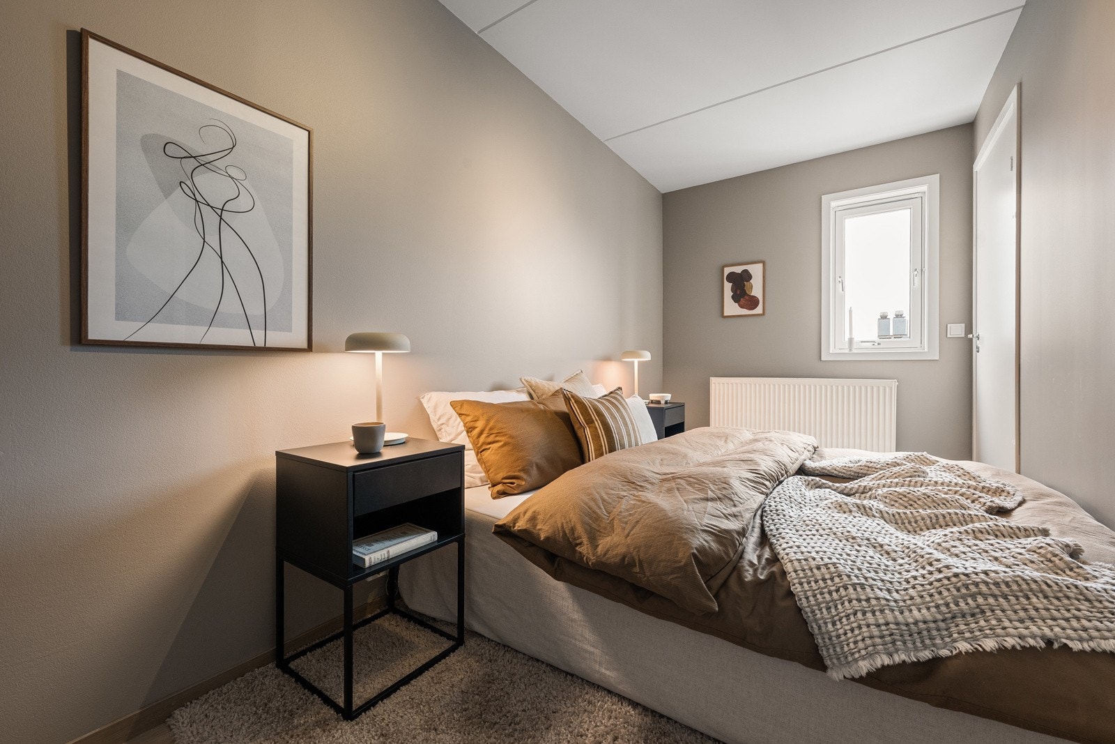 Hovedsoverommet har god plass til dobbeltseng med nattbord på hver side. Galleribilde