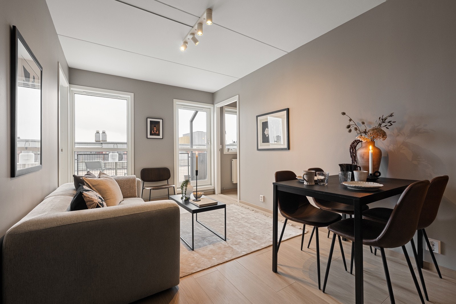 Leiligheten ble oppgradert i 2026 med lekkert gulv og nymalte overflater, noe som gir et moderne og innbydende uttrykk. Galleribilde