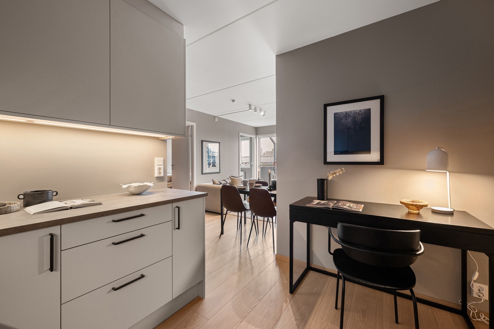 Det er montert belysning under overskap, komfyrvakt samt elektronisk lekkasjevarsler/vannstopp i kjøkkenbenk. Galleribilde