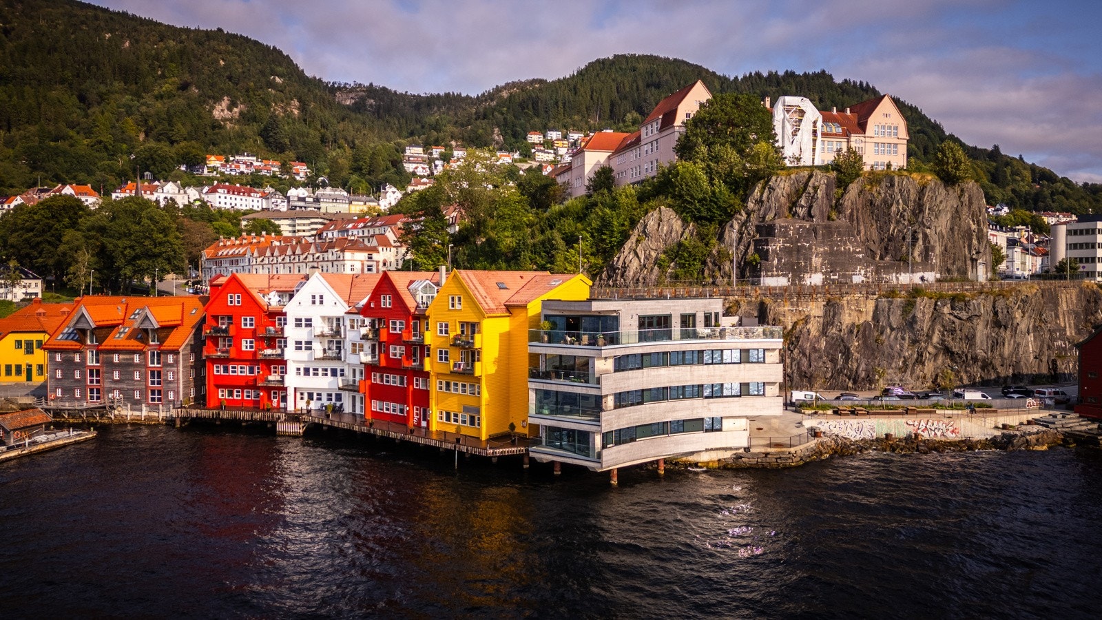 - Med nærhet til sentrum, byfjellene og sjøen får du en bolig som kombinerer eksklusivitet, beliggenhet og utsikt på aller høyeste nivå - Galleribilde