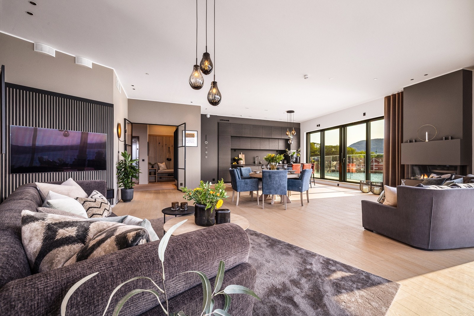 - Alle gulv er belagt med Boen eik børstet Andante parkett, og de ekstra høye heltredørene bidrar til en eksklusiv helhet - Galleribilde