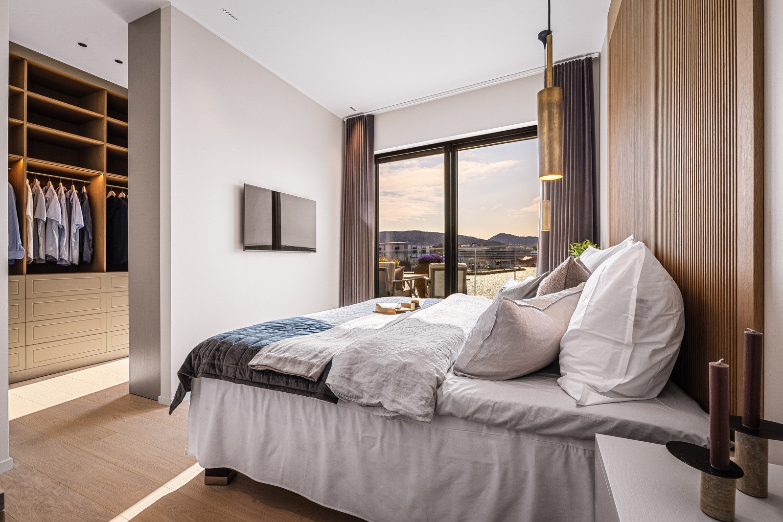 - Rommet har tilhørende walk-in, bad og vaskerom - Galleribilde