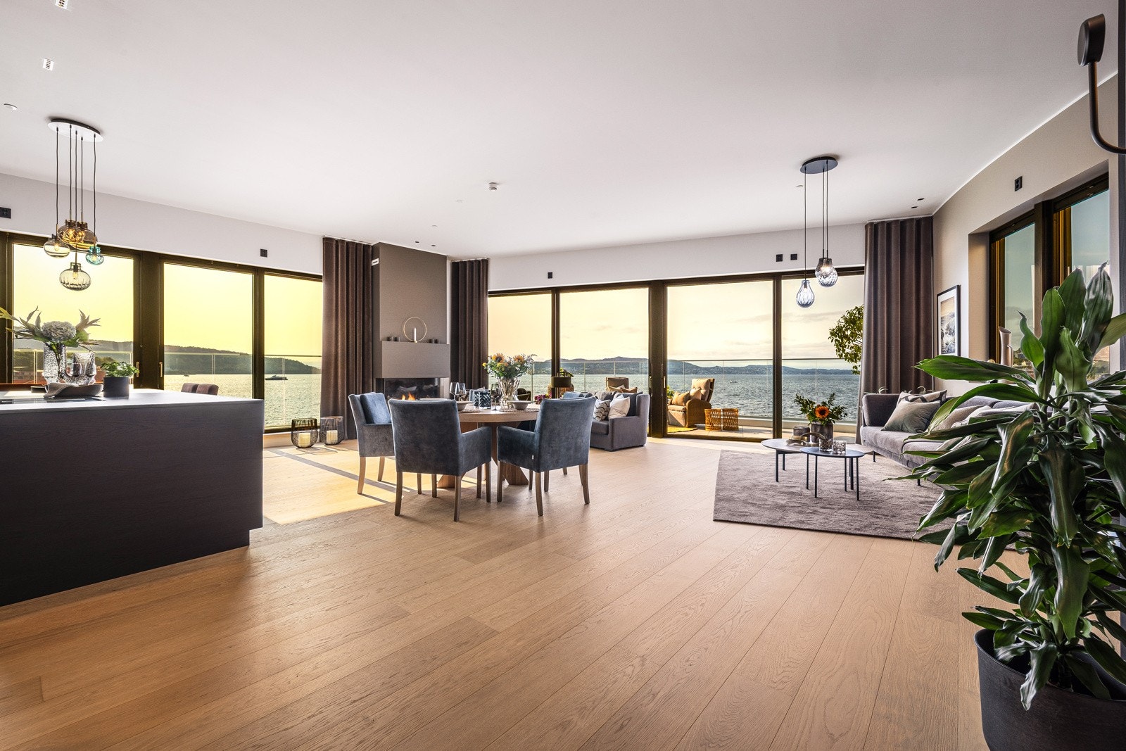 - Stue og kjøkken utgjør boligens midtpunkt og byr på en åpen og luftig atmosfære - Galleribilde