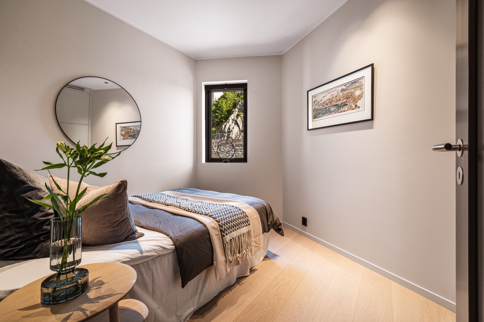 - De øvrige to soverommene er lyse og innbydende, og deles om et like delikat helfliset bad - Galleribilde