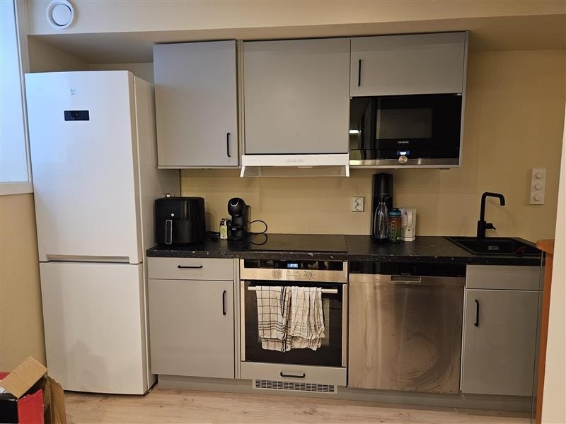 Kjøkken med kombiskap, komfyr med 4 plater, oppvaskmaskin og mikrobølgeovn. Galleribilde