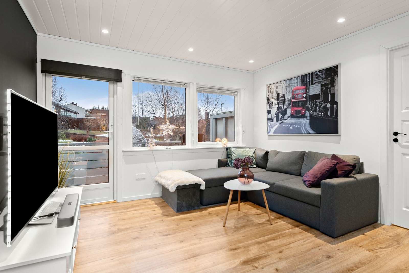 Stue med utgang til balkong mot øst Galleribilde